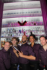 Barchef Oliver Andrew von Carnap (Mitte) und seine Crew sorgen für gute Drinks an der neuen P1 Bar (©Foto: Martin Schmitz)